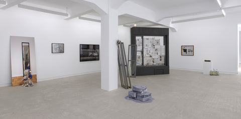 Julieta Aranda, Publick Occurrences Both Forreign and Domestick, Installation view, 2008, Galerie Michael Janssen Berlin